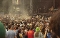 Große Menschenmenge bei einem Open-Air-Konzert vor einer Bühne mit Musikern und DJ