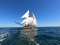 Segelschiff auf dem Wasser - Blauer Himmel