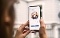 Person hält Smartphone mit geöffneter Microsoft Teams Anmeldeseite