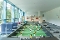 Kicker-Tisch in einem hellen Kinderspielzimmer mit großen Fenstern, Sofas und Regalen im Hintergrund