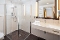 Modernes Badezimmer mit bodengleicher Glasdusche, großem Spiegel mit Beleuchtung und weißem Waschbecken