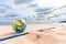 Volleyball liegt auf Sand vor einem Volleyballnetz am Strand unter bewölktem Himmel