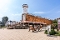 Großes historisches Gradierwerk mit Uhrturm und Pferdekutsche davor auf gepflastertem Platz im Kurpark